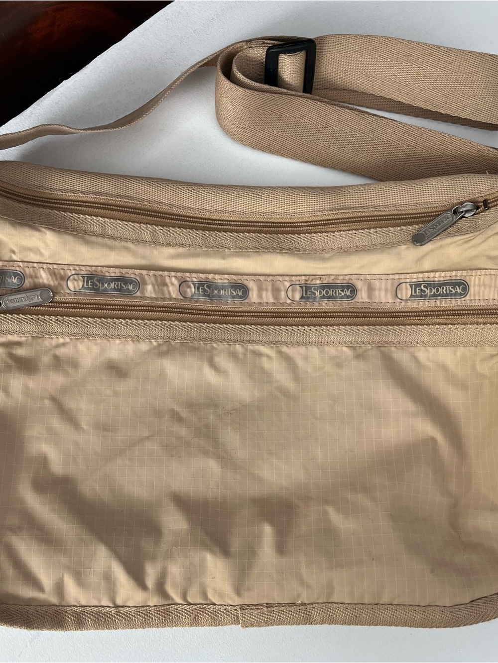 LeSportSac Deluxe Everyday Bag  Beige Expandable Multiple Pockets. Thick strap